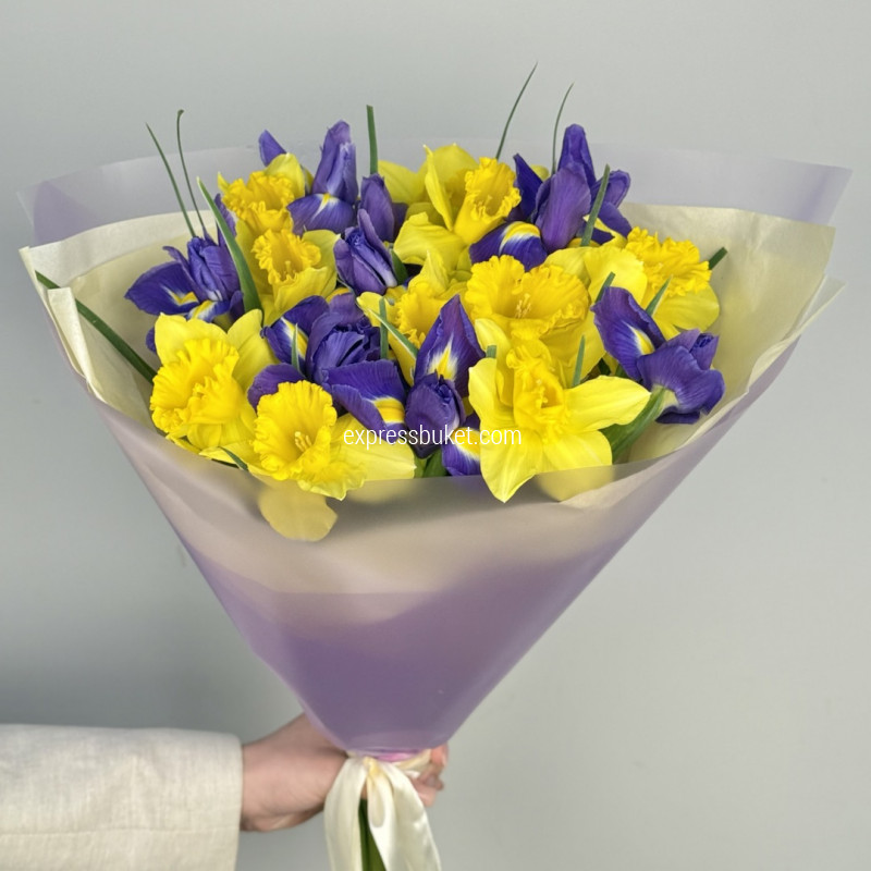 Букет с нарциссами и ирисами